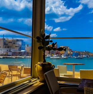 Playa De Palma Lampedusa - Bar Ristorante | Posto magico unico e meravigliosa veduta, vista Porto Vecchio, Cala Palme. Colazione, pranzo, aperi pranzo, gelati, granite, aperitivo, apericena, cena e dopo cena . Con tanta musica e allegria.
Siamo nel Porto Vecchio - Cala Palme - sul mare

Colazioni- Aperitivi - Pranzo e cena -Pesce fresco pescato e cucinato - Serate Live - Musica Live