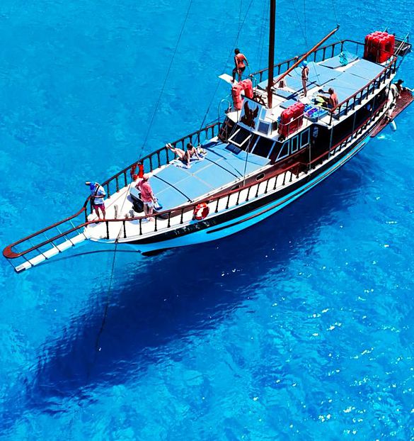 Escursioni, gite in yacht, barca a Lampedusa- Sicilia  | Capace di ospitare fino a 70 ospiti la Cristoforo Colombo organizza uscite diurne e serali con l'intento di farVi scoprire i nostri lidi più suggestivi e rinomati.