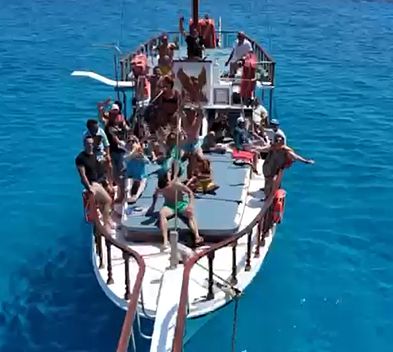 Escursioni, gite in yacht, barca a Lampedusa- Sicilia  | Capace di ospitare fino a 70 ospiti la Cristoforo Colombo organizza uscite diurne e serali con l'intento di farVi scoprire i nostri lidi più suggestivi e rinomati.